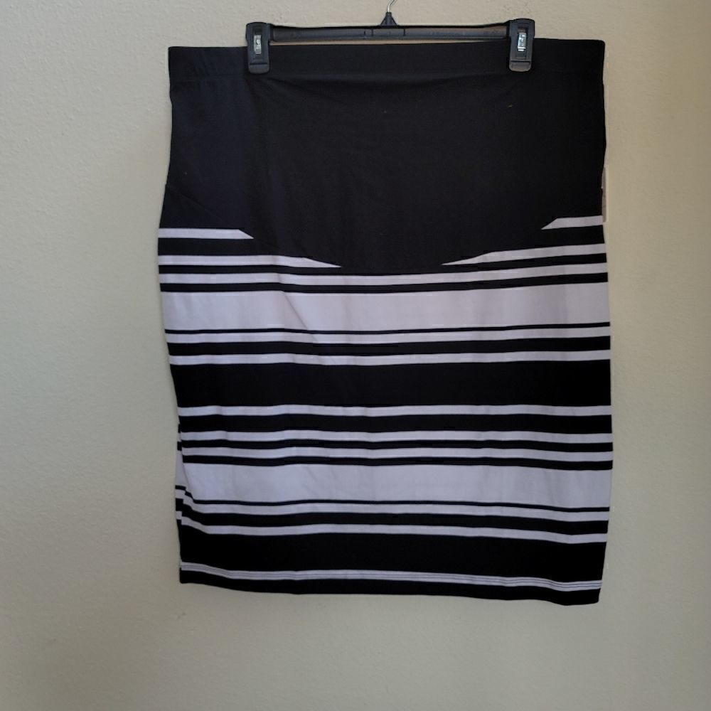 Belle & Sky Maternity skirt